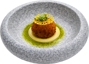 Картофельные боллы с рваной говядиной и соусом на основе сулугуни