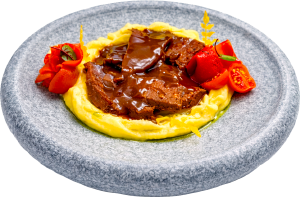 Томлёная конина с картофельным пюре и куртом