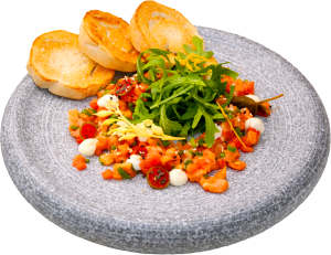 Тар-тар из лосося с сырным муссом, томатами и рукколой