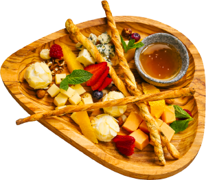Сырная тарелка с грисини и мёдом